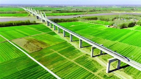 济南至郑州高速铁路济南至濮阳段今日建成通车,这标志着济郑高铁全线贯通运营,济南西至郑州东站间最快1小时43分钟可达,山东半岛城市群与中原城市群时空距离进一步压缩。据了解,济郑高铁全长407公里,设计时速350公里,其中濮阳至郑州段已经开通运营。本次开通的济郑高铁济濮段全长208公里,设济南西、长清、茌平南、聊城西、莘县、南乐、濮阳东7座车站。